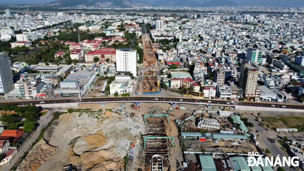 Following the Da Nang People’s Committee-issued Official Letter No. 5288/UBND-SKHĐT dated August 16, the completion deadline for a road tunnel as part of the under-construction traffic infrastructure project at western end of the Tran Thi Ly Bridge will be December 31, 2021. Meanwhile, the whole project must be open to traffic not later than February 28, 2022.