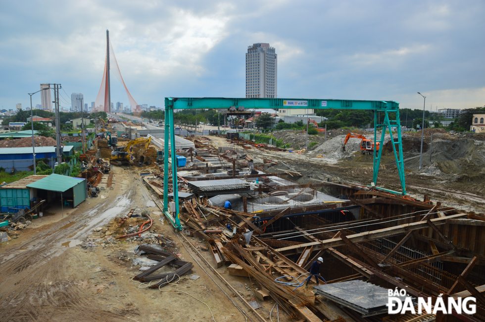 According to the Da Nang Management Board of Traffic Construction Investment Projects, since July 2021, construction workers have been working 3 shifts a day continuously from night to 6 am to keep progress on track.