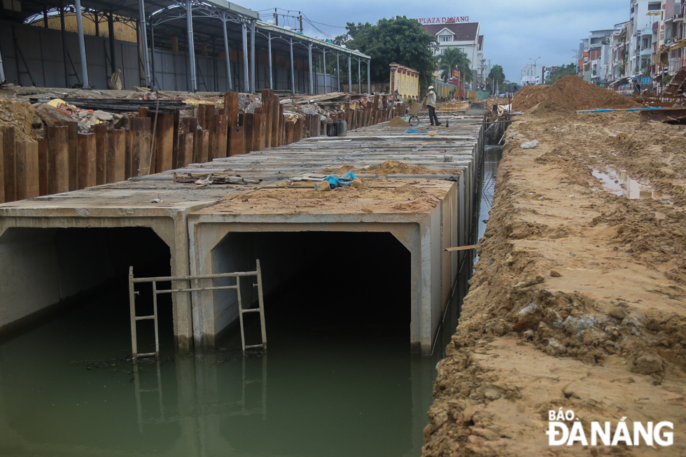 The building of drainage systems along a road running behind wedding venues facing 2 September Street and the extended Nguyen Son Tra Street, and the Duy Tan - September 2 streets has been basically completed.