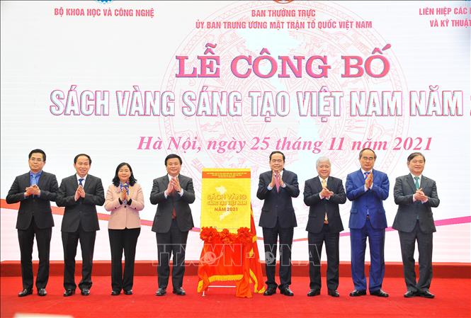 Các đồng chí lãnh đạo Đảng, Nhà nước cùng các đại biểu công bố Sách vàng Sáng tạo Việt Nam năm 2021. Ảnh: Minh Đức/TTXVN