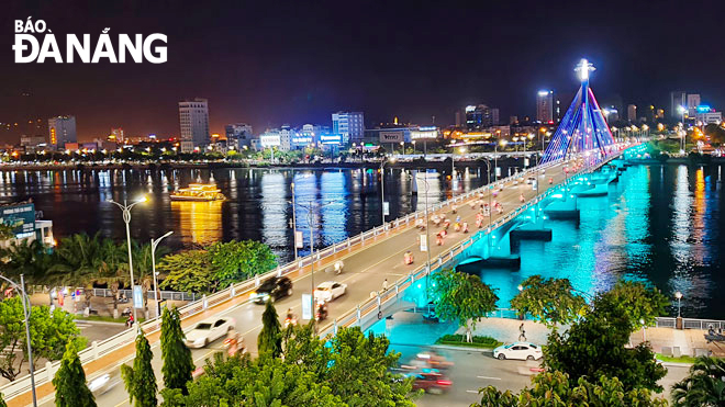 Cầu Sông Hàn được khánh thành ngày 29-3-2000. Đây là cây cầu quay đầu tiên do kỹ sư, công nhân Việt Nam tự thiết kế, thi công và đến nay vẫn là cây cầu quay duy nhất ở Việt Nam. Ảnh: KHÁNH LINH