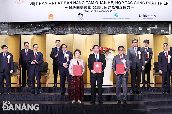 This image shows the exchange of signed business agreements between Da Nang People’s Committee Chairman Le Trung Chinh (centre) and the President of Sumitomo Corporation (right) and President of BRG Group JSC (left). Photo: Freelance photographer