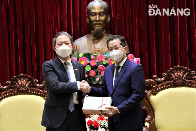 Bí thư Thành ủy Nguyễn Văn Quảng (phải) tiếp ông Ahn Min Sik, Tổng Lãnh sự Hàn Quốc tại Đà Nẵng. Ảnh: L.P
