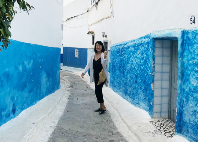 Chị Trương Nữ Minh Thi tại thị trấn màu xanh Chefchaouen, Maroc. (Ảnh do nhân vật cung cấp)	