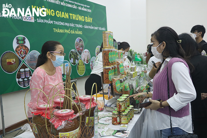 The Da Nang’s booth displaying OCOP products (One Commune-One Product), typical rural industrial products, and best commercial products attracted a large number of visitors.