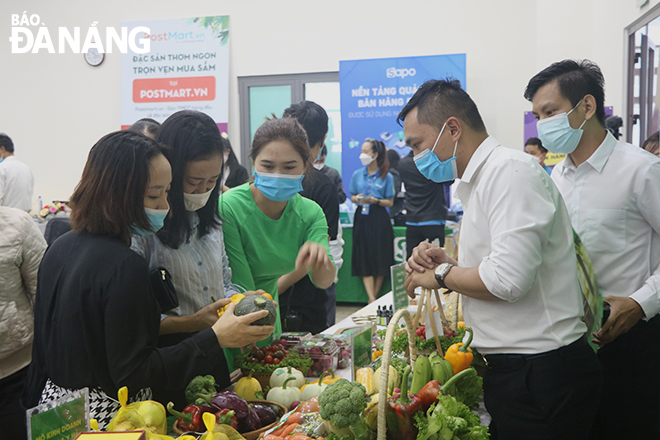 In addition to products produced by Da Nang’s enterprises and production facilities, many provinces and cities also participate in displaying and promoting product consumption.