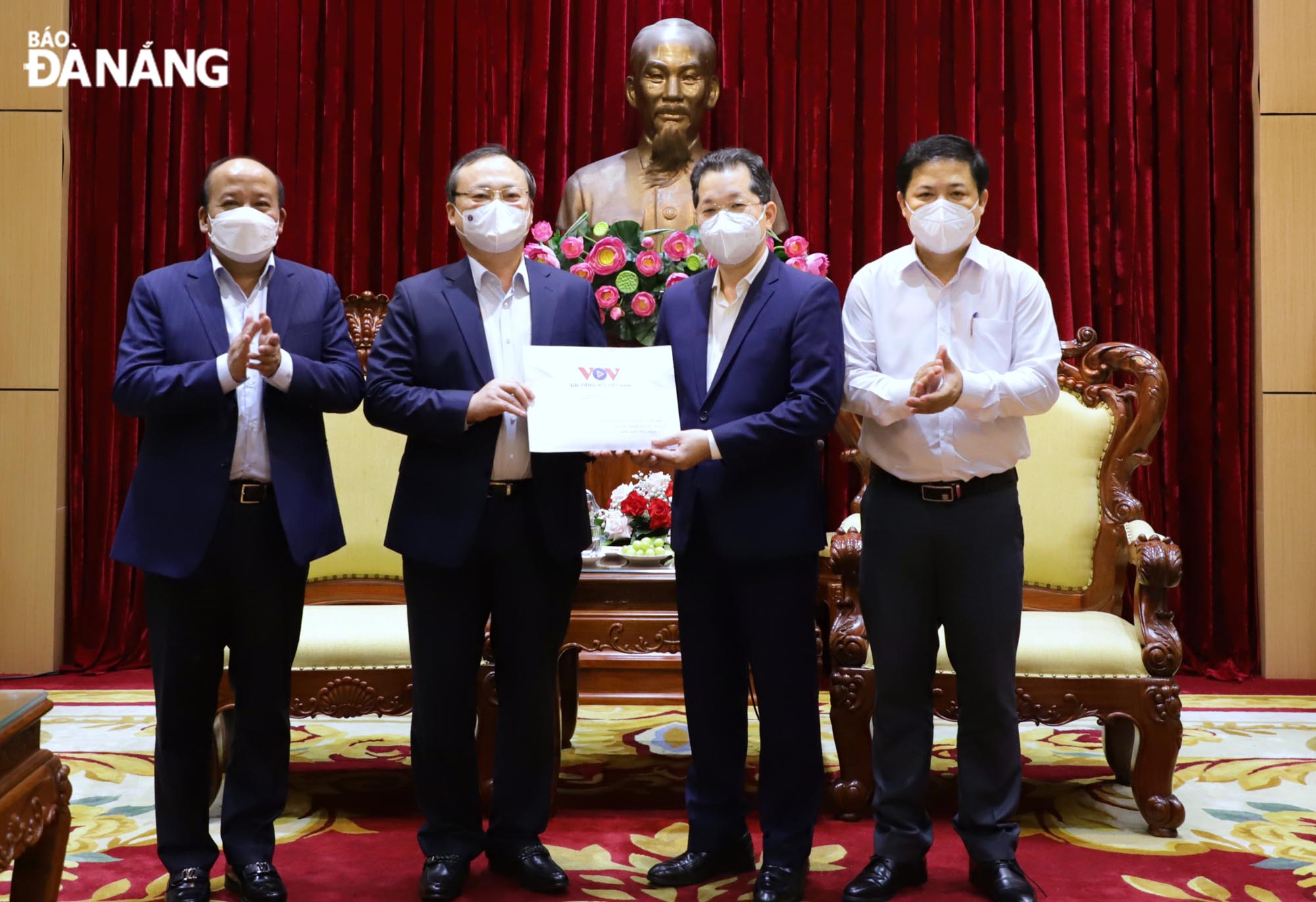Tổng Giám đốc VOV Đỗ Tiến Sỹ (thứ 2 bên trái) trao quà lưu niệm cho lãnh đạo Thành ủy Đà Nẵng. Ảnh: NGỌC PHÚ 