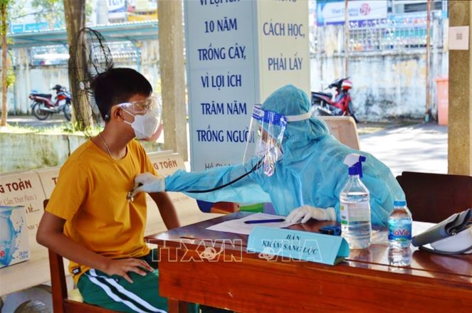 Tỉnh Đồng Tháp tổ chức tiêm vaccine cho học sinh Trung học Cơ sở. Ảnh: TTXVN.