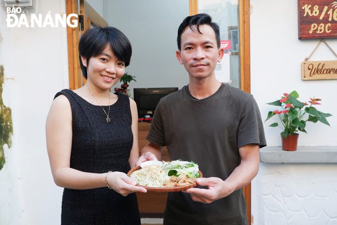 Vợ chồng chị Ngô Thị Trân Châu (SN 1988), anh Phan Văn Thường (SN 1990) mở Tiệm Nhà Cám với mong muốn giới thiệu ẩm thực xứ Nẫu – Bình Định. Ảnh: M.H