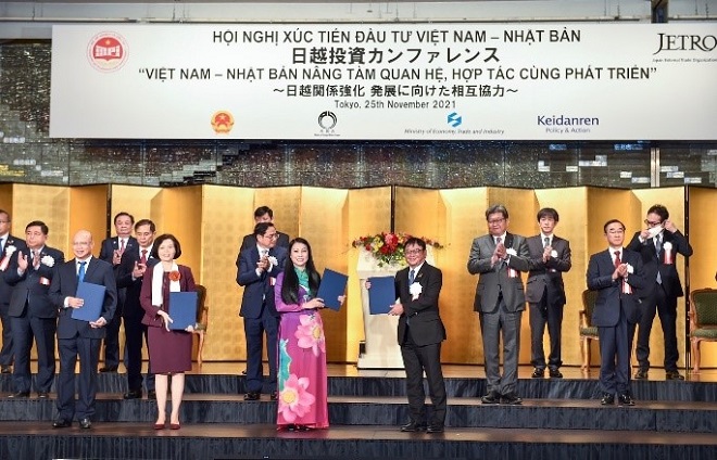 Biên bản ghi nhớ được các bên trao tại Hội nghị Xúc tiến đầu tư Việt Nam - Nhật Bản dưới sự chứng kiến của Thủ tướng Chính phủ Phạm Minh Chính. Ảnh: Công ty VNM cung cấp.