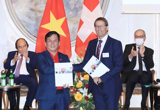 Representatives of Vietjet and SR Technics exchanged the signed MoU under the witness of Vietnam President Nguyen Xuan Phuc (sitting, left) and Swiss President Guy Parmelin (sitting, right). (Photo courtesy of Vietjet)