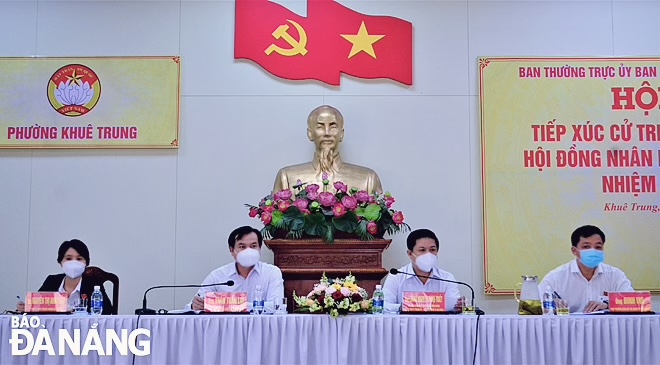 Phó Bí thư Thường trực Thành Ủy Lương Nguyễn Minh Triết (thứ 2, phải sang) cùng các đại biểu HĐND thành phố thuộc tổ đại biểu quận Cẩm Lệ tham dự hội nghị. Ảnh: TRỌNG HUY