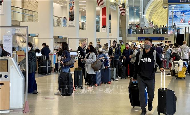 Hành khách tại sân bay quốc tế Los Angeles, bang California, Mỹ ngày 24-4-2021. Ảnh: AFP/TTXVN