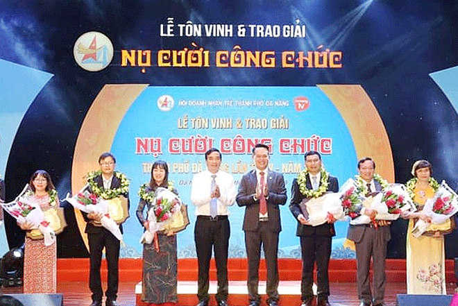 Leaders of the Da Nang’s People's Committee and the Da Nang Young Entrepreneurs Association presented the 