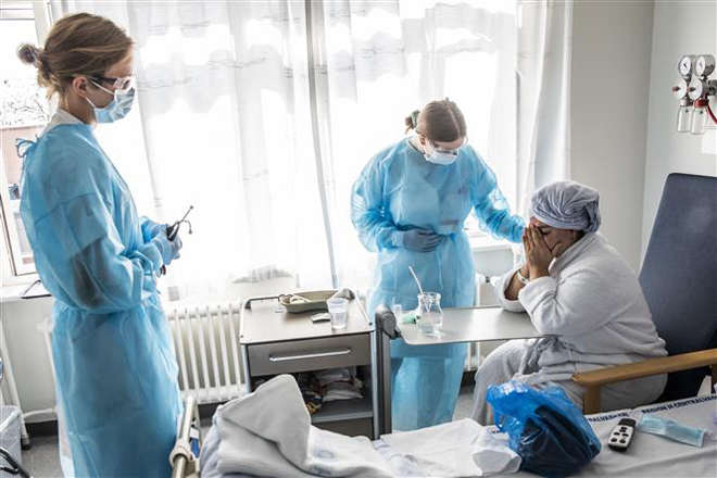  Nhân viên y tế điều trị cho bệnh nhân Covid-19 tại bệnh viện ở Copenhagen, Đan Mạch. Ảnh: AFP/ TTXVN