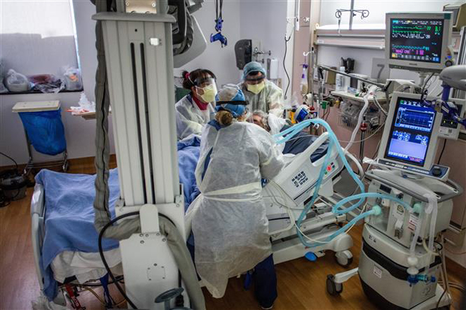  Nhân viên y tế điều trị cho bệnh nhân Covid-19 tại bệnh viện ở Tarzana, bang California, Mỹ. Ảnh: AFP/TTXVN