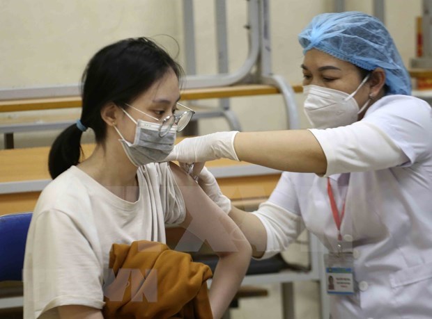 A Hanoi student gets vaccinated against COVID-19 (Photo: VNA)