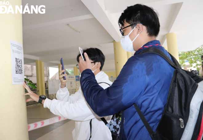 Học sinh Trường THPT Trần Phú khai báo y tế trước khi vào lớp.