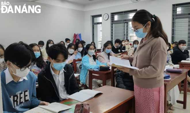 Giáo viên ôn lại kiến thức cho học sinh tại Trường THPT Hoàng Hoa Thám.