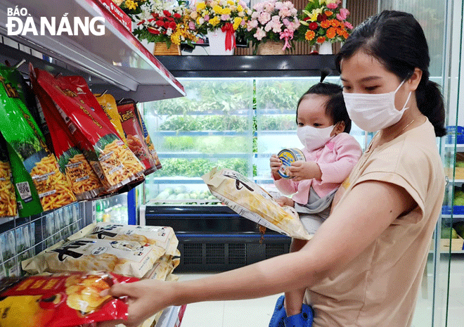 Người lao động mua sắm tại siêu thị “Phúc lợi đoàn viên - Union Mart”. Ảnh: N.C