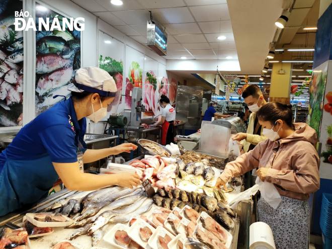 Các nhà bán lẻ đang đẩy mạnh dòng thực phẩm chế biến sẵn. Trong ảnh: Người dân mua sắm tại siêu thị Co.opmart Đà Nẵng. Ảnh: QUỲNH TRANG