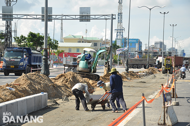 Trung tâm Quản lý hạ tầng giao thông đã tổ chức thi công công trình nút giao. Ảnh: PHƯƠNG UYÊN