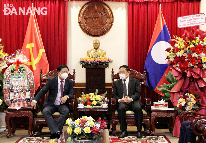 Da Nang Party Committee Deputy Secretary cum People’s Council Chairman Luong Nguyen Minh Triet (left) extending his congratulations to Laotian Consul General Viengxay Phommachanh