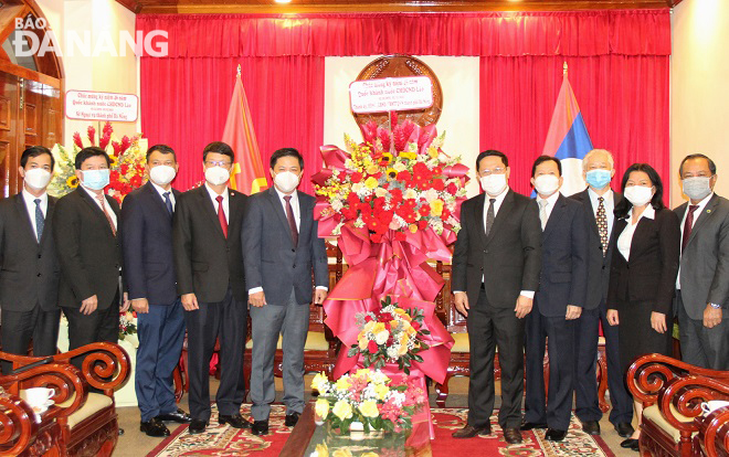 A group of Da Nang leaders (left side of a large basket of congratulatory flowers) and staff of the Laos Consulate General in Da Nang