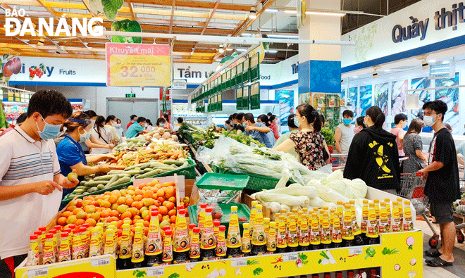 Functional forces will focus on controlling the goods market on the occasion of the 2022 Lunar New Year. People are seen picking up goods at the Co.opmart Da Nang, Thanh Khe District. Photo: QUYNH TRANG