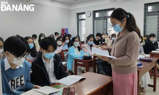 Students of Hoang Hoa Tham Senior High School are reviewed their prior knowledge from online learning on first day of school.