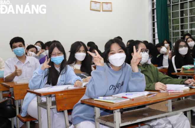 Students of Phan Chau Trinh Senior High School are very excited and happy to see classmates in person for the first time after prolonged school closures due to COVID-19.