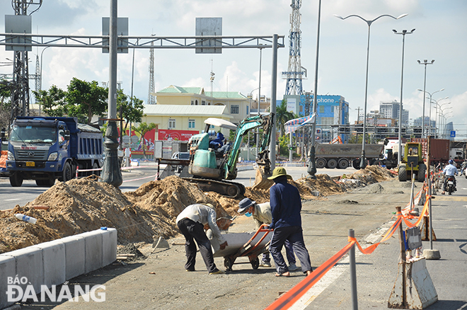 The upgrade work at the intersection of Ngu Hanh Son and Ho Xuan Huong streets is underway  
