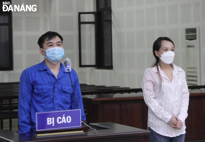 Bị cáo Đặng Thị Tường Vi (phải) và bị cáo Lê Đức Phong (phải) tại phiên tòa sơ thẩm chiều 29-11. Ảnh: LÊ HÙNG