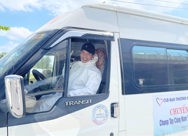 Mr Le Huy Phuong, Principal of Tra Tap Primary School for Ethnic Minorities Semi-boarding School, Nam Tra My District, take a ride to transfer COVID-19 cases. Photo courtesy by the Friendship Club.