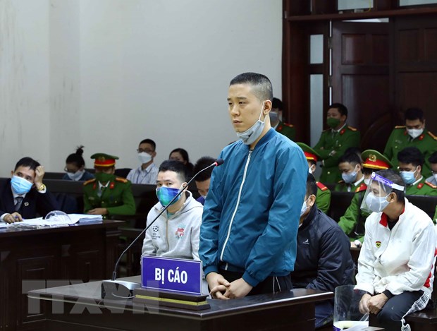 Bị cáo Nguyễn Bảo Trung (nhân viên Công ty Nhật Cường) khai báo trước tòa. (Ảnh: Phạm Kiên/TTXVN)