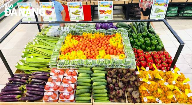 The read-made foam trays of vegetables, tubers and fruits for small families. Photo taken by QUYNH TRANG at the Go! Supermarket. 