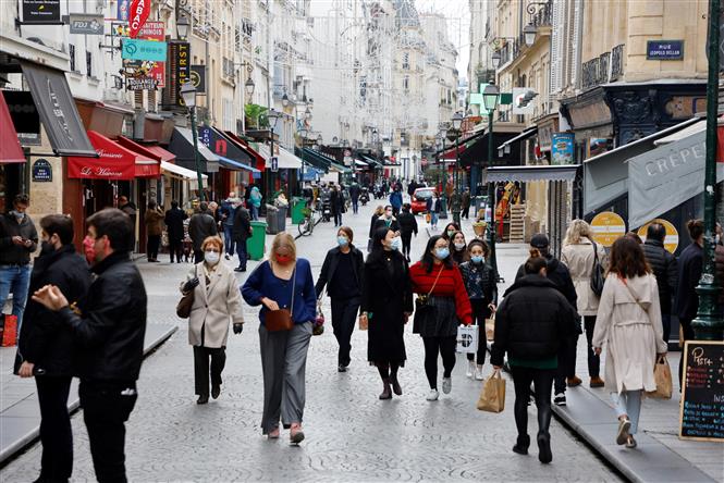 Người dân đeo khẩu trang phòng dịch COVID-19 tại Paris, Pháp ngày 2/11/2020. Ảnh: AFP/TTXVN