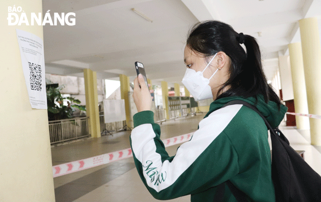 Học sinh Trường THPT Trần Phú khai báo y tế trước khi vào lớp. Ảnh: NGỌC HÀ