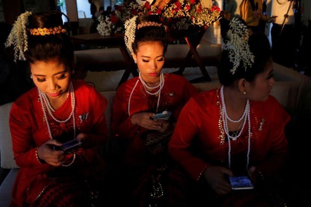 Traditional dancers wait to perform at the Rakhine State Investment Fair at Ngapali beach in Thandwe, Rakhine, Myanmar (Illustrative image - Source: VNA)