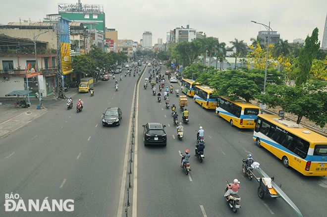 The Da Nang government has approved to the exemption and reduction of bus fares for the 2021 - 2027 period applied to some eligible subjects. Photo: THANH LAN