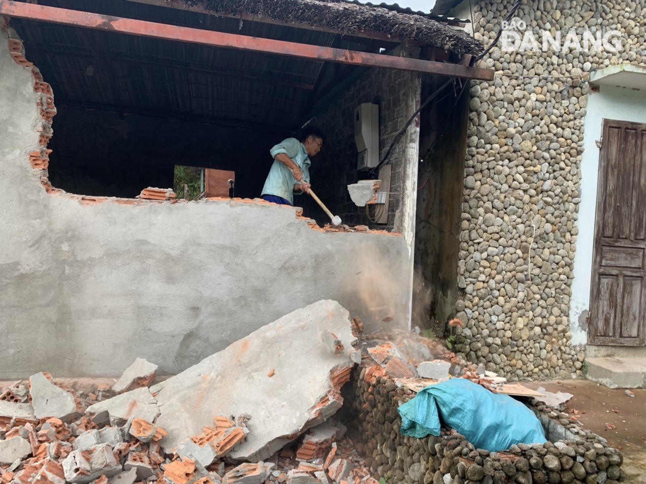 Hộ ông Nguyễn Như Tiến tự tháo dở công trình xây dựng trái phép tại khu vực suối Lương. Ảnh: N.V