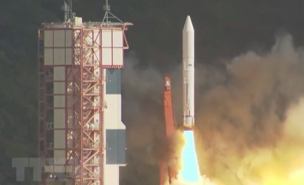 The launch of Japan's fifth Epsilon solid-fuel rocket.  (Photo: VNA)