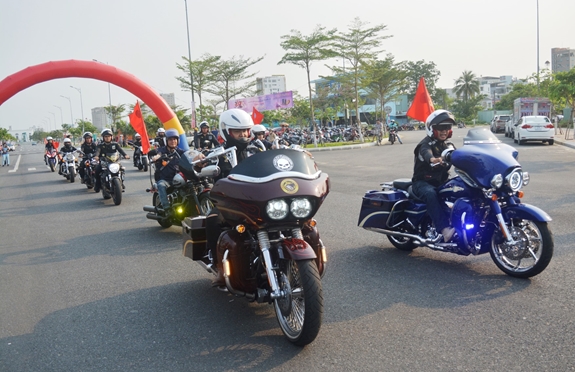 Đà Nẵng diễu hành xe đạp và mô-tô thể thao