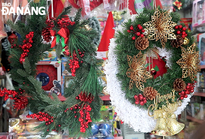 Abundance of Christmas decorations at stable prices on sale in Da ...