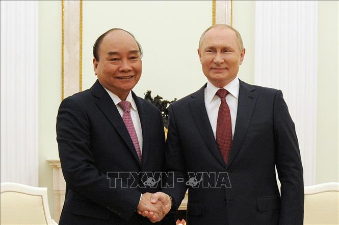 Tổng thống Nga Vladimir Putin đón Chủ tịch nước Nguyễn Xuân Phúc, chiều 30/11/2021 (giờ địa phương). Ảnh: TTXVN