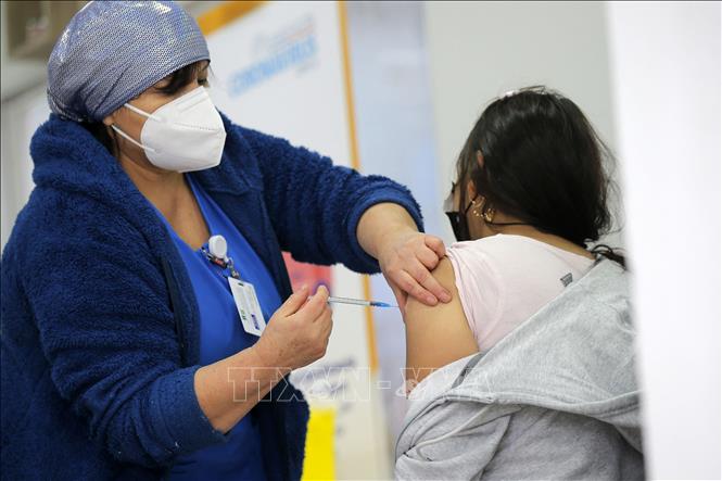 Nhân viên y tế tiêm vaccine COVID-19 cho người dân tại Santiago, Chile ngày 12/7. Ảnh: AFP/TTXVN