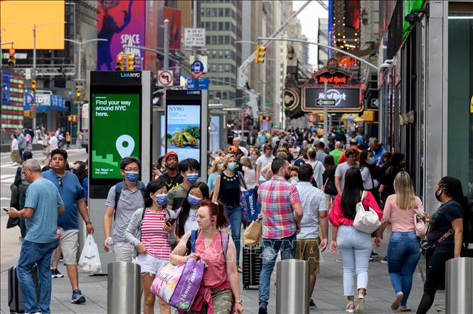 Người dân di chuyển trên đường phố ở New York, Mỹ ngày 13/7/2021. Ảnh: AFP/TTXVN