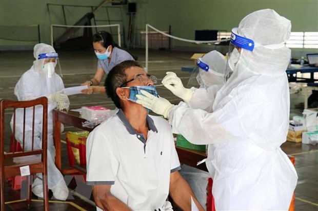 Taking COVID-19 swab sample (Photo: VNA)