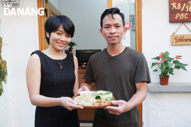 Ngo Thi Tran Chau, 33, and Phan Van Thuong, 31, want to introduce more Binh Dinh specialties to Da Nang people