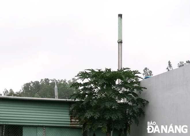 Ống khói của cơ sở sản xuất cà phê trên đường Nhơn Hòa 23 (phường Hòa An, quận Cẩm Lệ) nằm sát nhà dân. Ảnh: ĐẮC MẠNH	